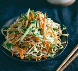 Новый взгляд на летние закуски: освежающий китайский салат с тофу