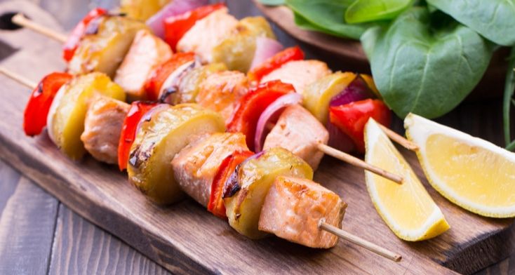 Шашлычки из красной рыбы с овощами в духовке: 3 идеи яркой и вкусной закуски