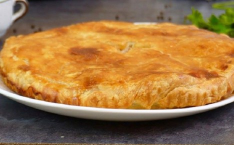 Французский пирог с курицей на слоёном тесте: вкус, который покоряет