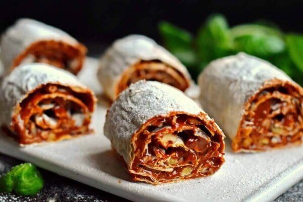 Необычный десерт: рулет из лаваша с сгущенкой и орехами