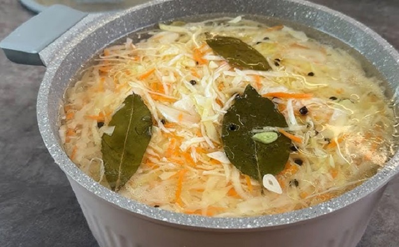 Почему маринованная капуста в кастрюле станет вашей любимой закуской