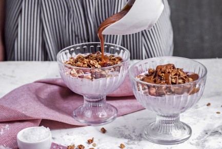 Как приготовить идеальную гранолу с черничным йогуртом и соленой карамелью