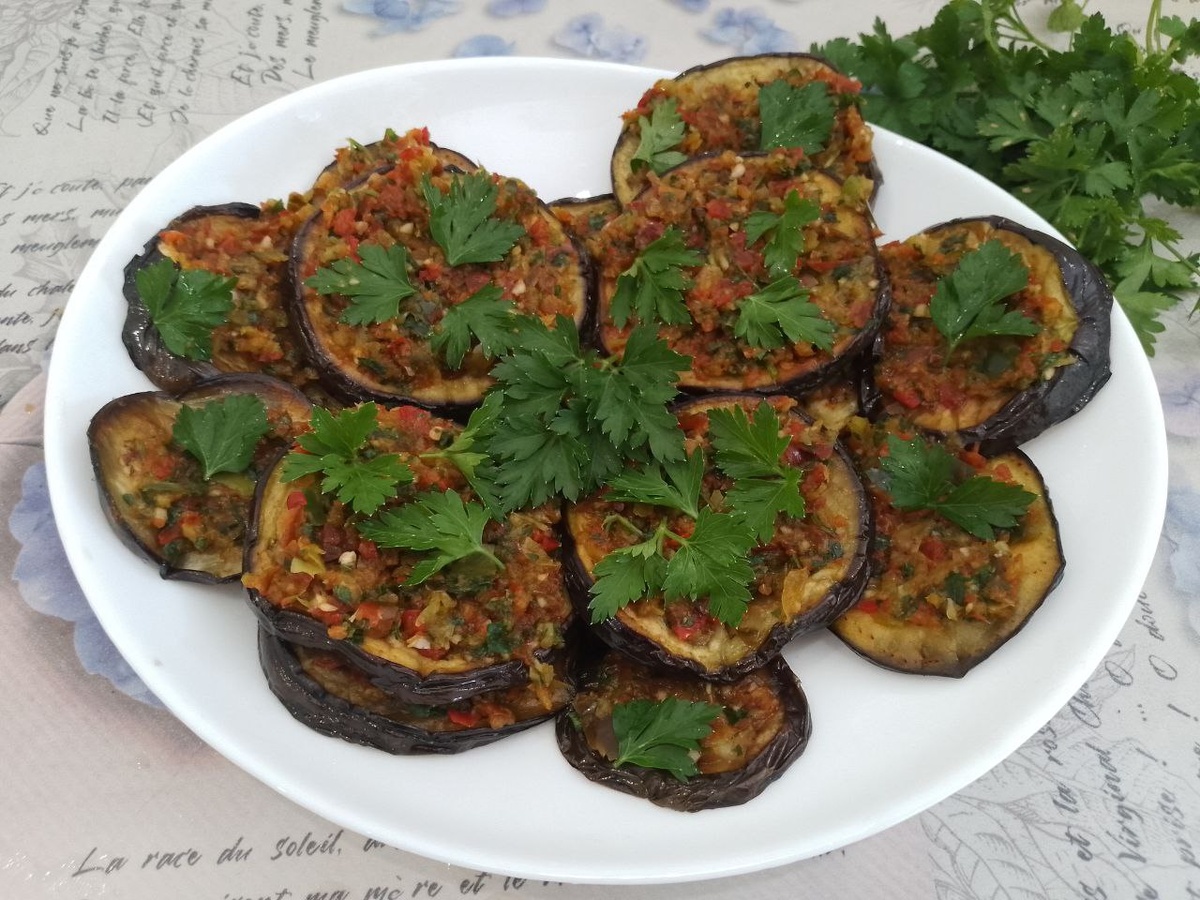 Вкусные баклажаны с перцем и зеленью для аппетитной закуски