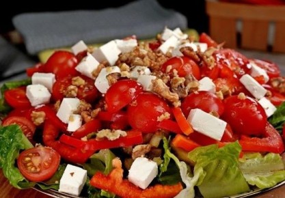 Яркий салат с баклажанами и фетой для праздничного стола