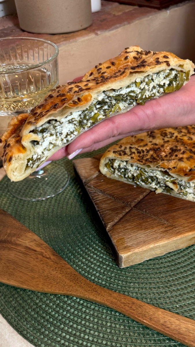 Необычный пирог со шпинатом и сыром: секрет греческой кухни