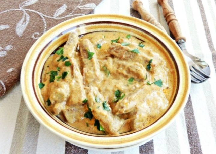 Неожиданное угощение: тушеная свинина в сметане для вашего стола