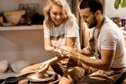 Влюбленные в искусство: уникальное свидание в гончарной школе