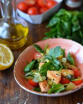 Теплый салат с лососем: вкусное сочетание для гурманов
