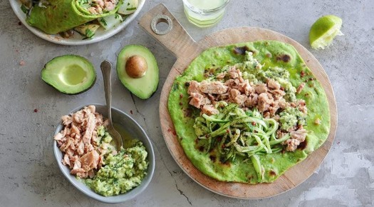 Фантастические зеленые лепешки с тунцом, огурцом и авокадо