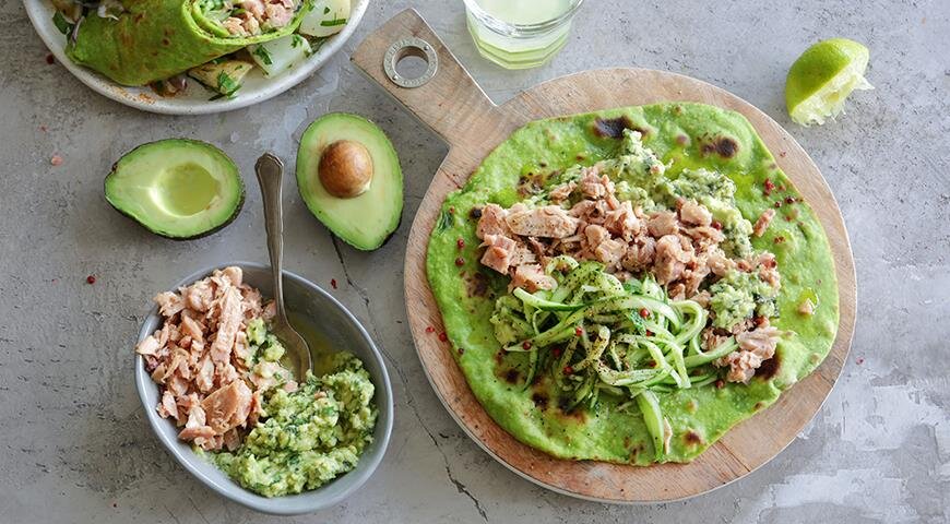 Фантастические зеленые лепешки с тунцом, огурцом и авокадо