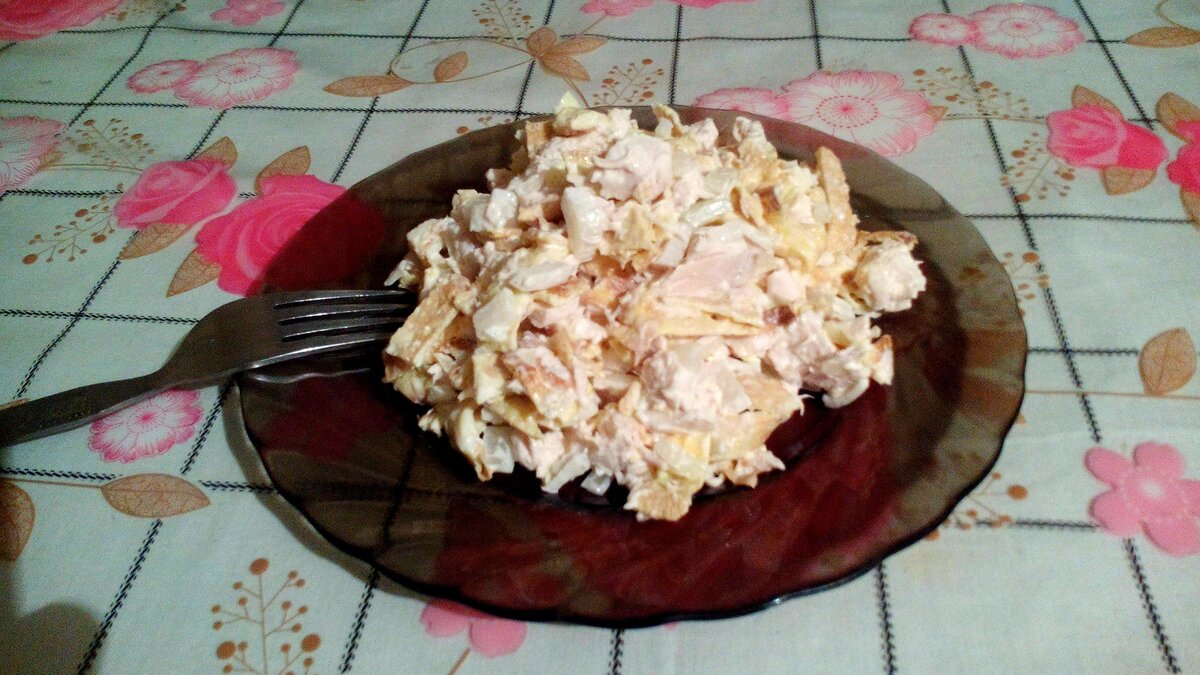 Праздничный салат с курицей и омлетными блинчиками – просто и вкусно