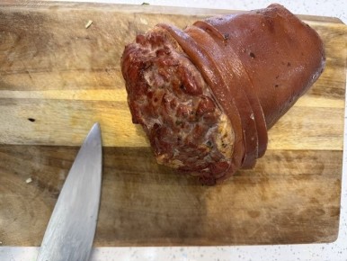 Необычное угощение: рулет из рульки и индейки