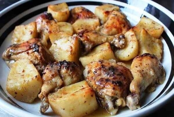Запеченные куриные окорочка с картошкой по-гречески