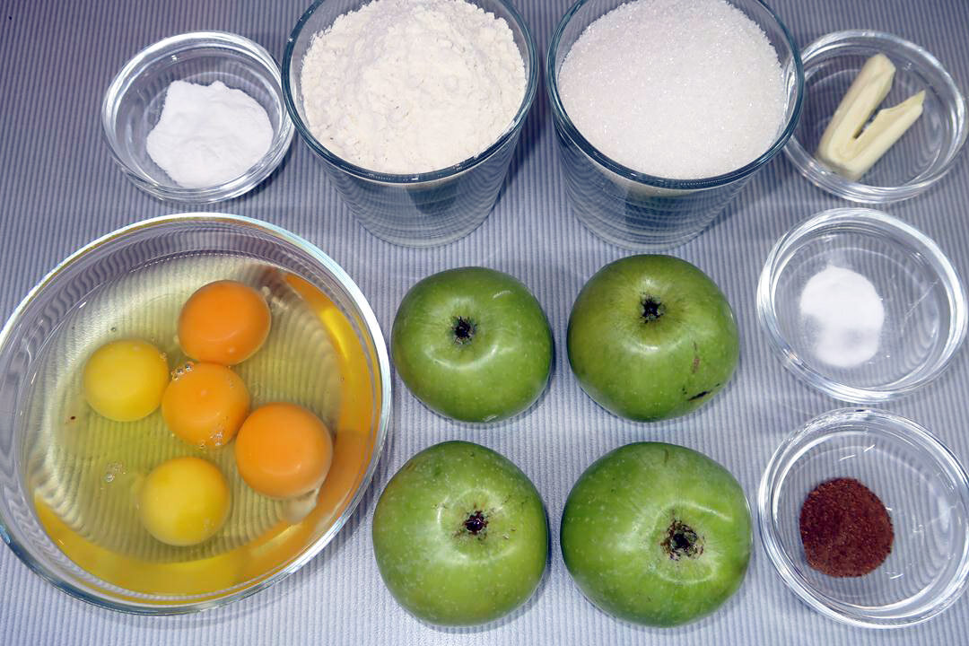 Пышная шарлотка с яблоками в мультиварке: быстрый и простой рецепт