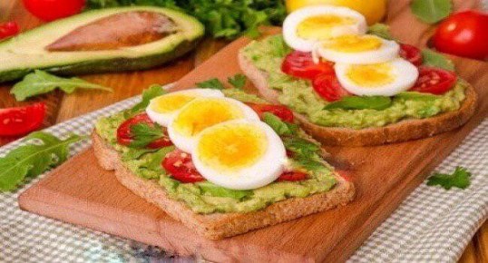 Вкусный старт дня: бутерброды с авокадо и яйцом