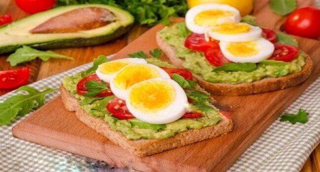 Вкусный старт дня: бутерброды с авокадо и яйцом