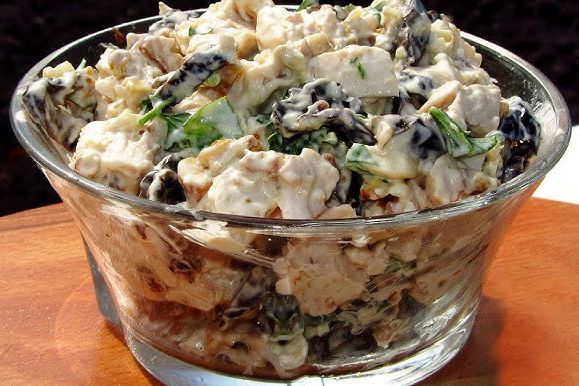 Праздничный салат с курицей и черносливом: яркие вкусы в каждом кусочке