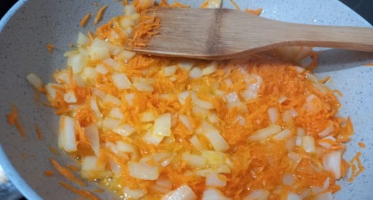 Шеф-повар объясняет, как правильно жарить овощи: лук или морковь в первую очередь?