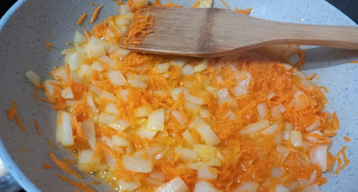 Шеф-повар объясняет, как правильно жарить овощи: лук или морковь в первую очередь?