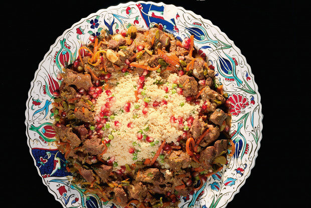 Кускус с бараниной, горошком и гранатом: утонченный вкус востока