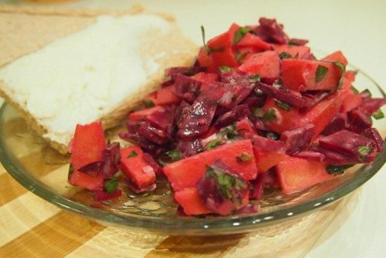 Легкий и вкусный салат из свеклы с яблоками