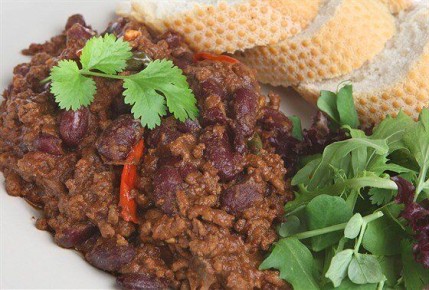 Вкусный мясной салат с остринкой: новый взгляд на классический рецепт