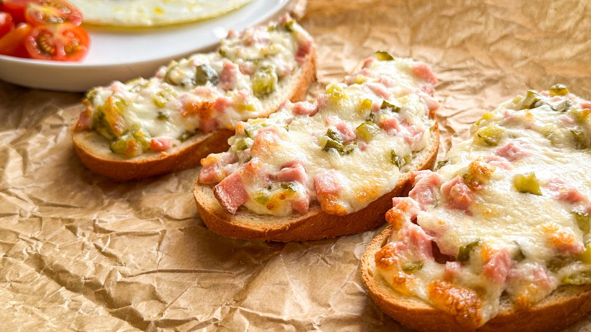 Вкусный старт: 7 идей для горячих бутербродов к завтраку