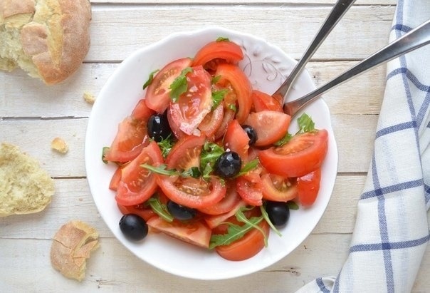 Летний свежий салат с помидорами и рукколой