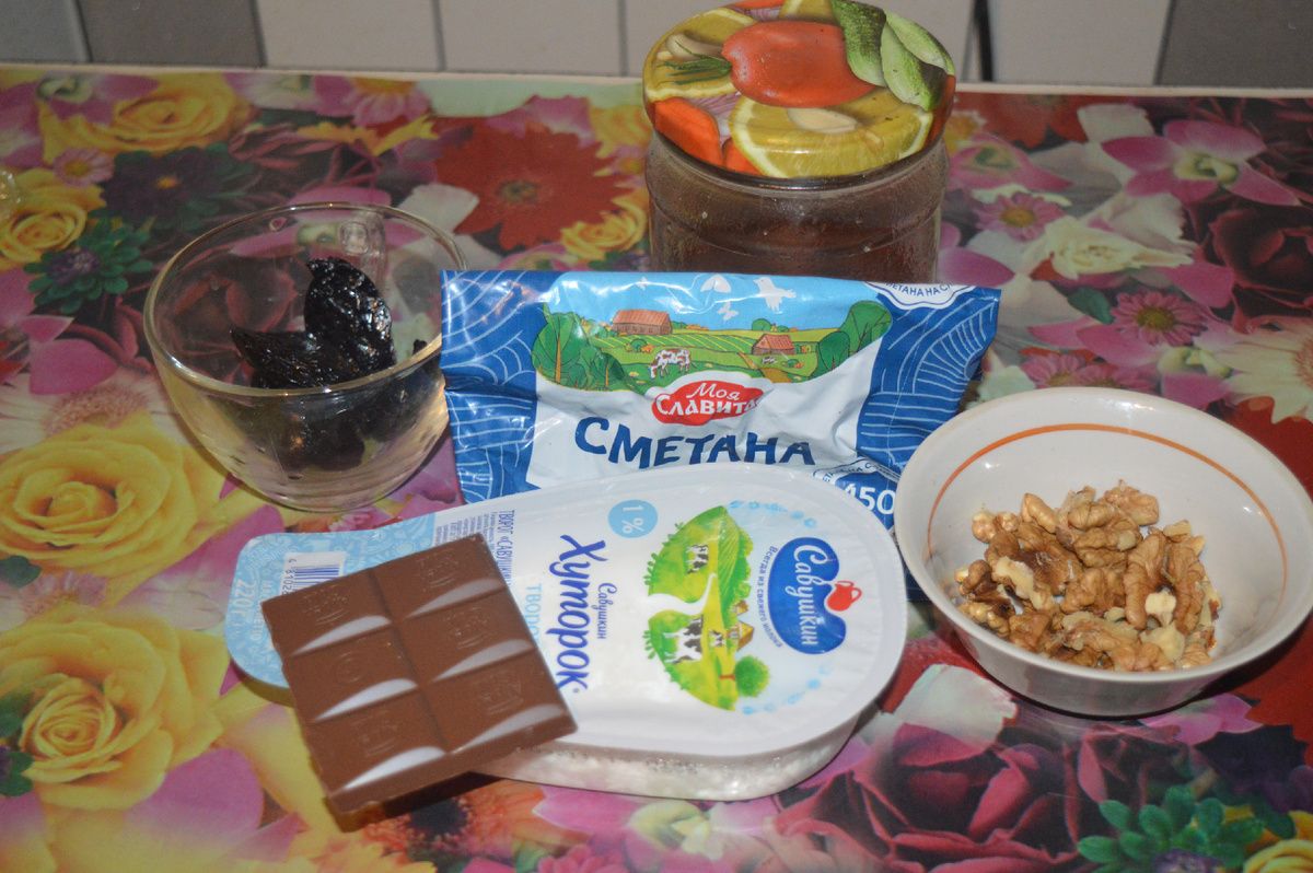 Сладкие творожные роллы с шоколадом и орехами