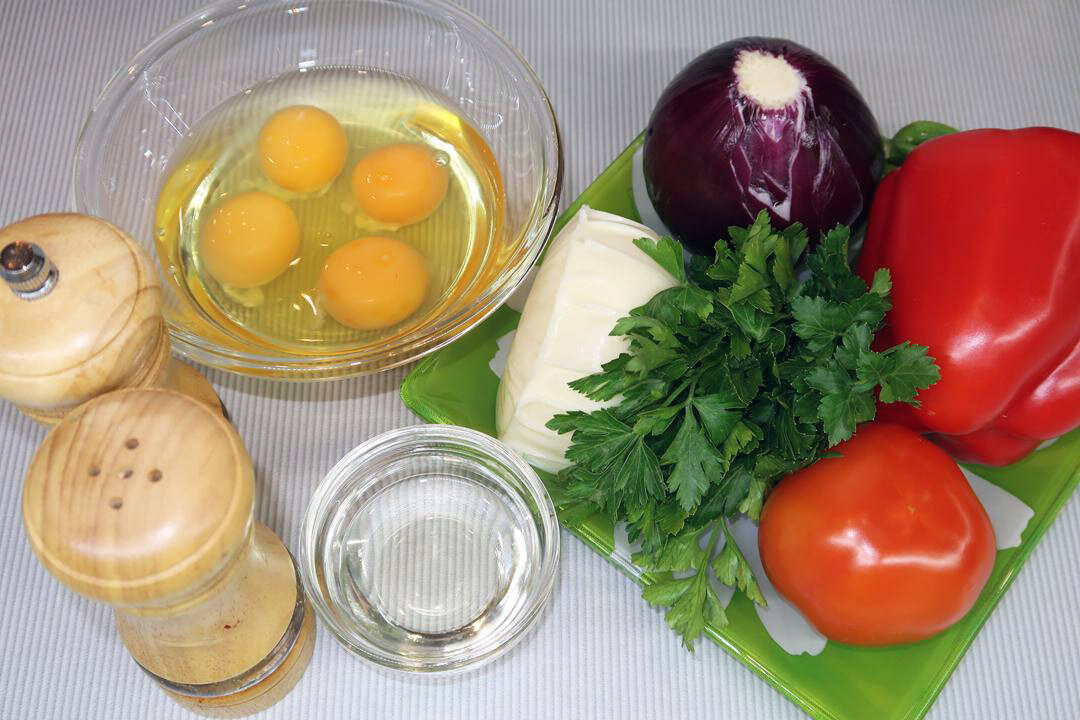 Омлет по-болгарски Миш-маш: яркое блюдо со сладким перцем и брынзой