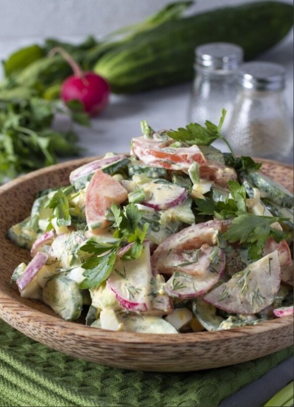 Легкий весенний салат с редиской и овощами