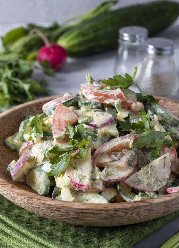 Легкий весенний салат с редиской и овощами