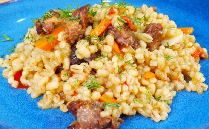 Перловая каша по-боярски с мясом: как вернуть классическое блюдо на стол