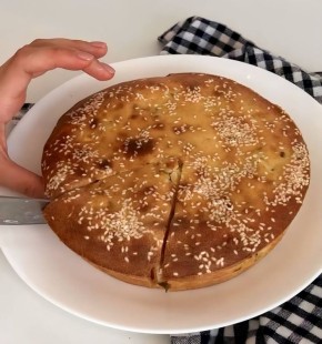 Заливной пирог с луком и яйцом: вкус детства в каждом кусочке