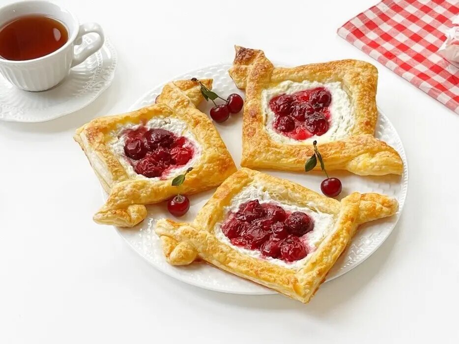 Сочный десерт: слойки с творогом и вишней