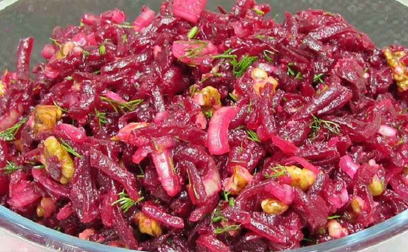 Свекольный салат с орехами и зеленью: яркая витаминная находка для вашего стола