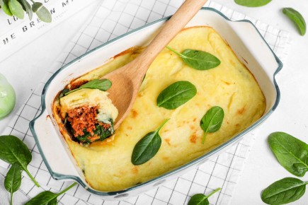 Пастуший пирог с растительным мясом, шпинатом и прованскими травами