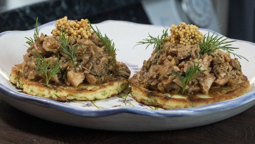 Незабываемое блюдо: драники с рваной курицей и карамельным луком