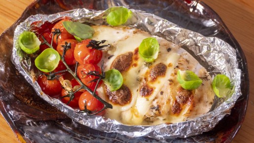 Восхитительная куриная грудка с моцареллой и черри: легкий рецепт для любого повода