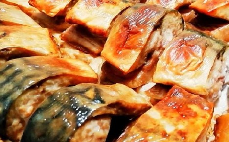 Секреты вкусной скумбрии: как запечь рыбу на луковой подушке