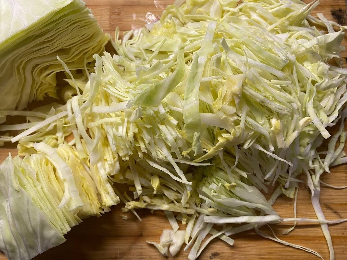 Квашеная капуста с изюминкой: простой рецепт для зимнего стола