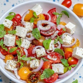 Свежий салат с черри и фетой: вкусный акцент для любого стола