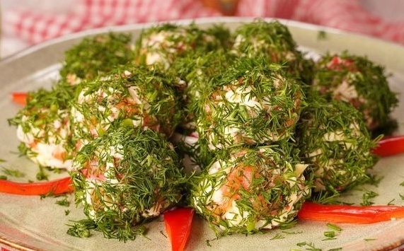 Нежные закусочные шарики с крабовыми палочками и красной рыбой