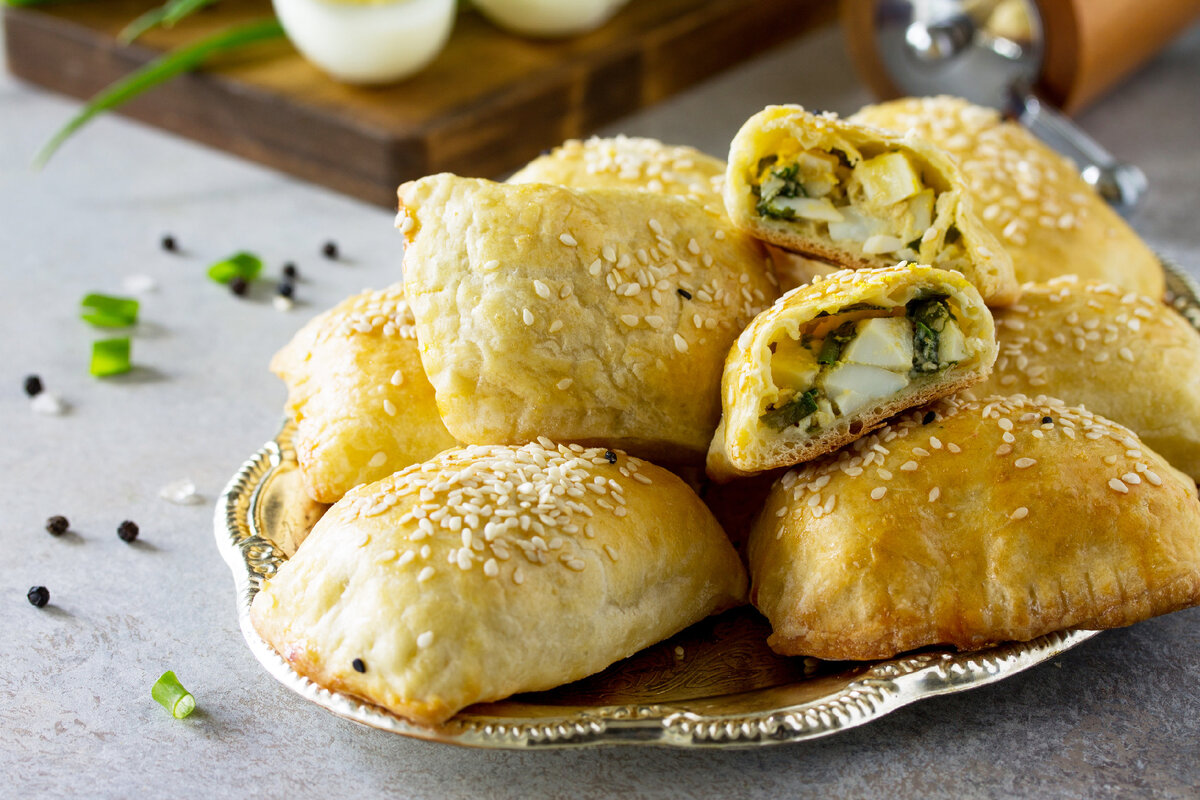 Пирожки с зеленым луком и яйцом на кефире