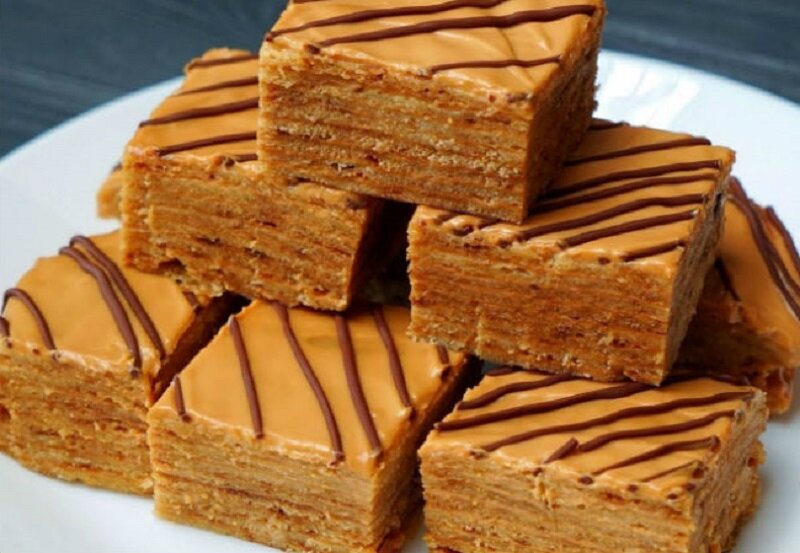 Нежный медовый торт за 30 минут: просто и вкусно на сковороде