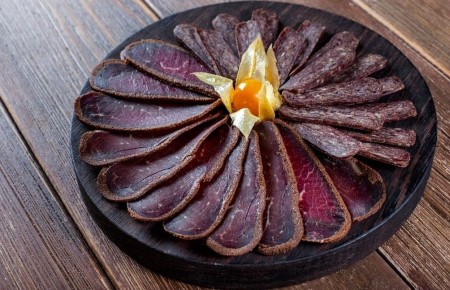 Нежные мясные нарезки на праздники: практичное руководство по пастроме, брезаоле и бастурме