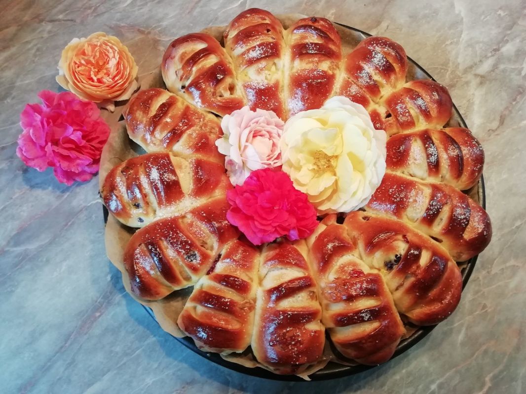 Уплетая осень: сокровища яблочного венка из дрожжевого теста
