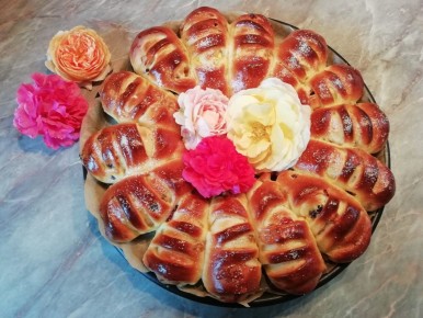 Уплетая осень: сокровища яблочного венка из дрожжевого теста