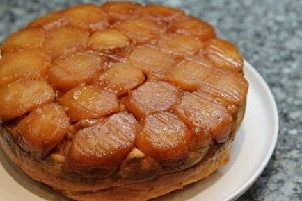 Пирог-синнабон с карамелизированными яблоками