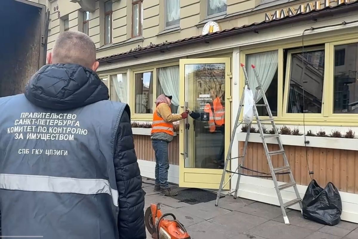 В Петербурге снесли веранду ресторана "Мамалыга" в центре города